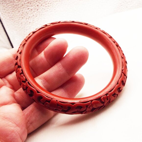 ANTIQUE CHINESE DEEPLY CARVED FLORAL CINNABAR BANGLE BRACELET 39 - Picture 2 of 3